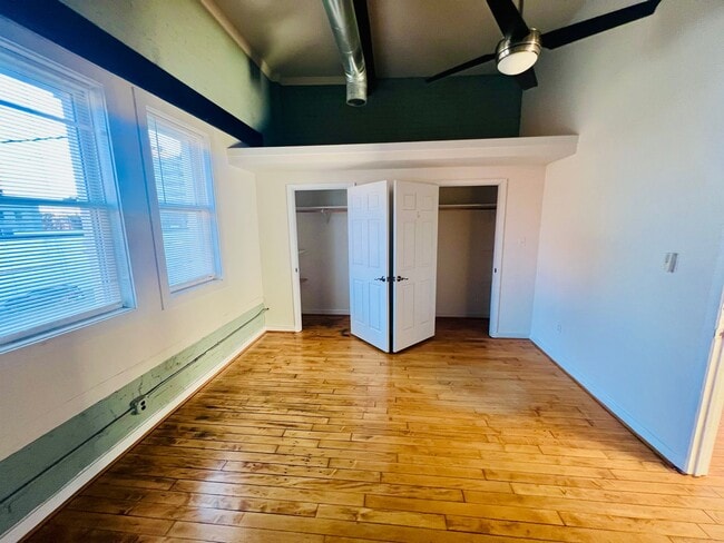 Building Photo - 308 N Laurel St