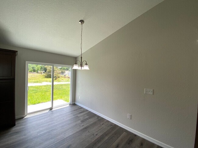 Building Photo - Desirable SE Neighborhood - 3/2/2 Silver Spring Shores **Available NOW**