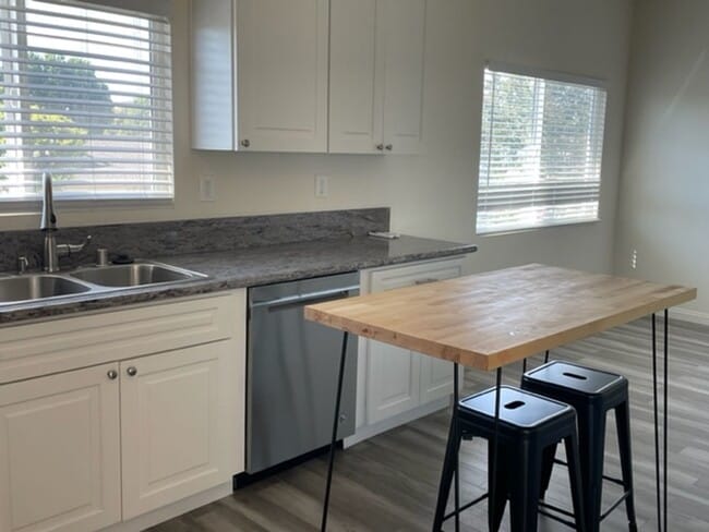 Building Photo - Newer Carriage Unit