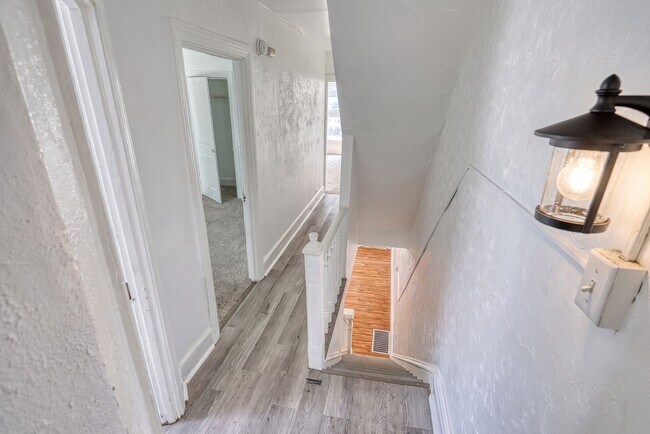 Building Photo - Newly Renovated 3 Bedroom, 1 Bathroom Townhouse