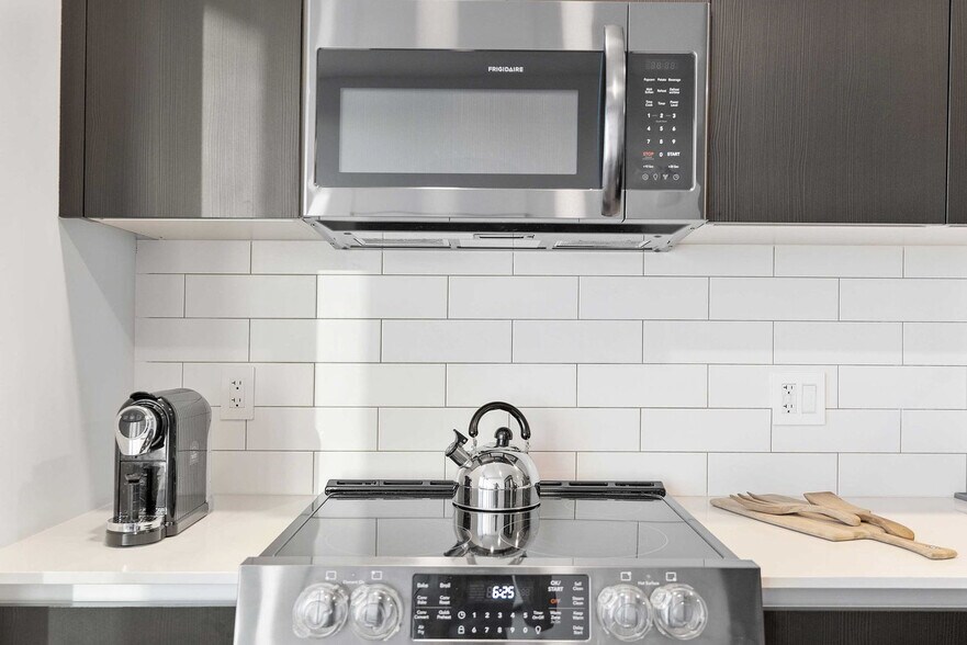 Building Photo - 398 NE 5th St