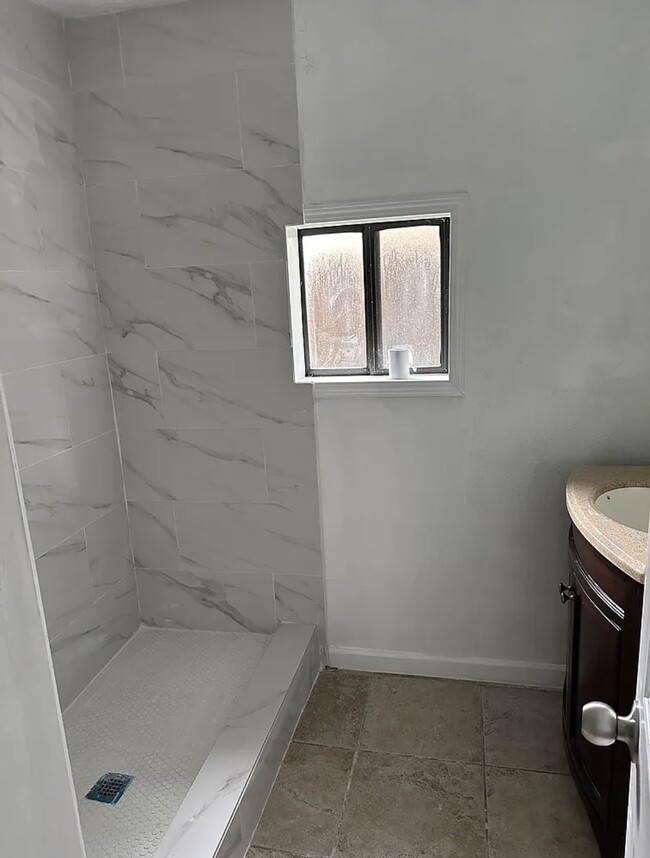 Building Photo - 611 N Shady Ln