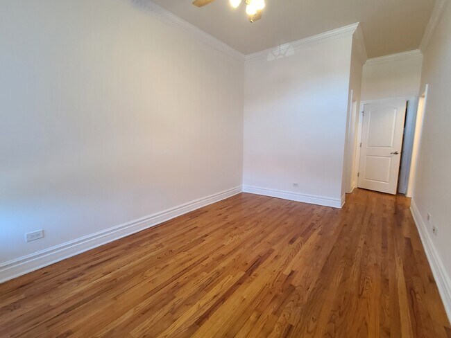 Building Photo - 4856 S Prairie Ave