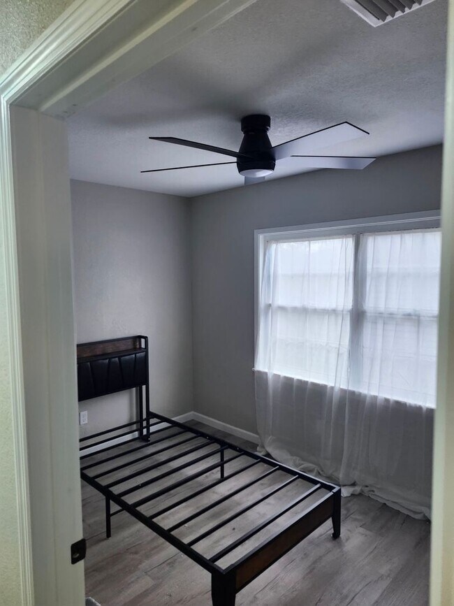 Building Photo - Remodeled FAMCEE Home