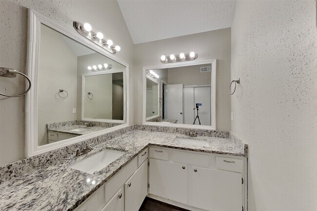 Building Photo - 13215 Noble Crest Dr