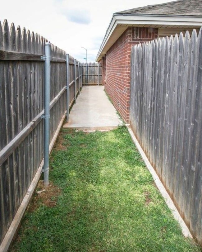 Building Photo - Private 3 Bedroom 3 Bath