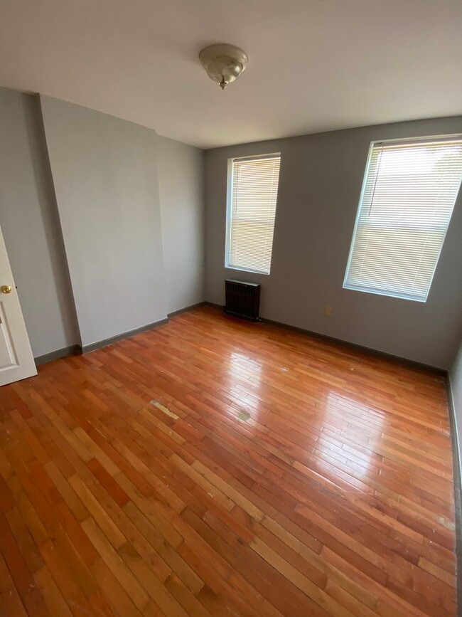 Building Photo - 2 Bedroom and 1 Bathroom House in South Ph...