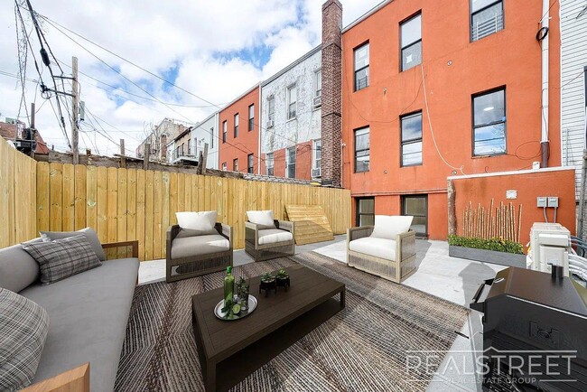 Building Photo - Massive 4BD/4BA Duplex with Office & Priva...