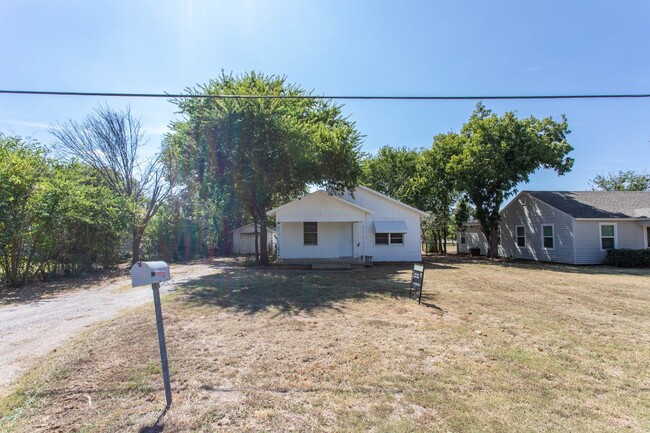 Building Photo - Cute 2 bedroom home!