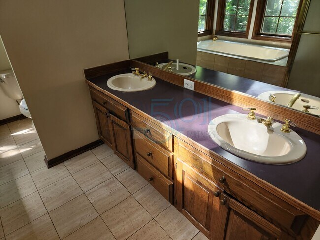 Building Photo - RARE exquisite home on acreage in the heart of West Little Rock!