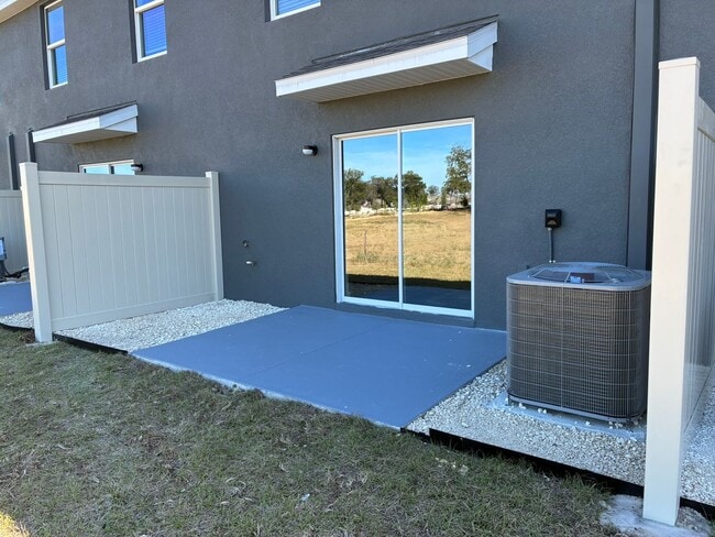 Building Photo - 3 bedroom, 2.5 bath Townhome