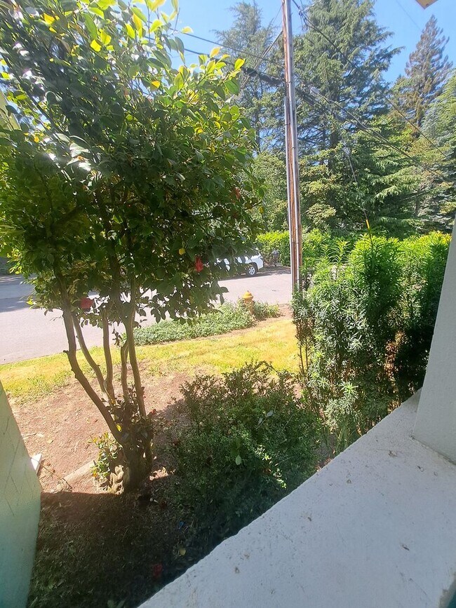 Building Photo - Cozy Home - Updated 2 bedroom with 2 car g...