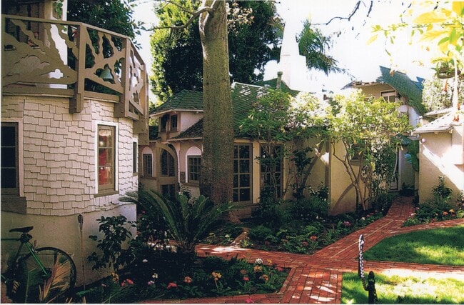 Courtyard - 7219 Hampton Ave