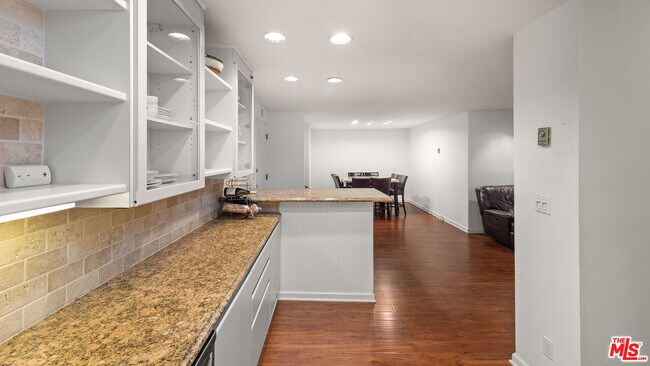 Building Photo - 723 Palisades Beach Rd