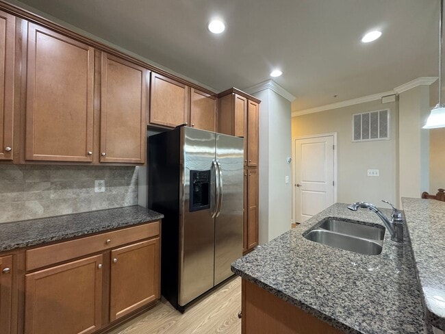 Building Photo - Gorgeous 2 Bed 2 Bath End-Unit Townhome In...