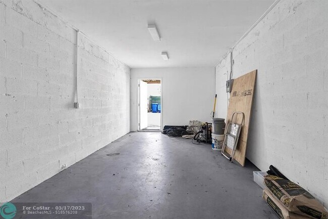 Building Photo - 4932 SW 12th St