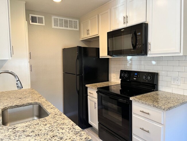 Building Photo - Cute 1/1 Close to Downtown!!