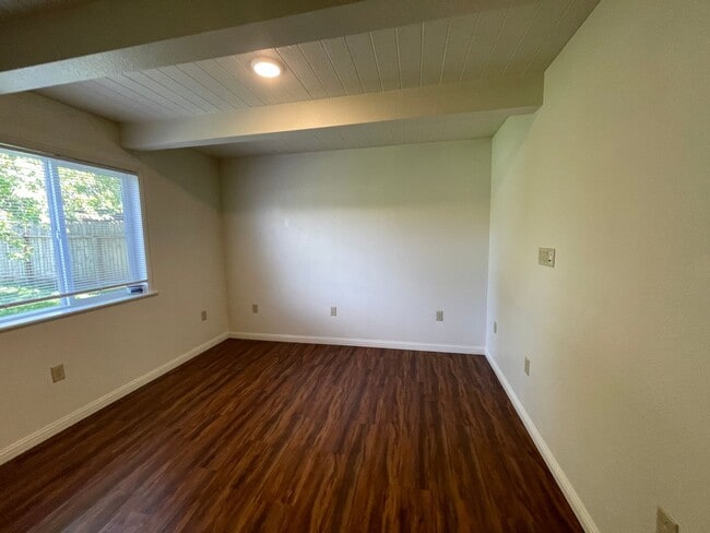 Building Photo - Beautiful and Spacious Pet-Friendly Home!