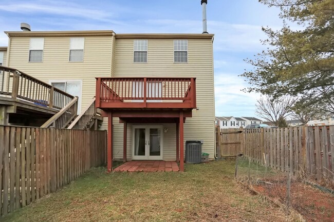 Building Photo - Charming End Of Group Townhome for Rent