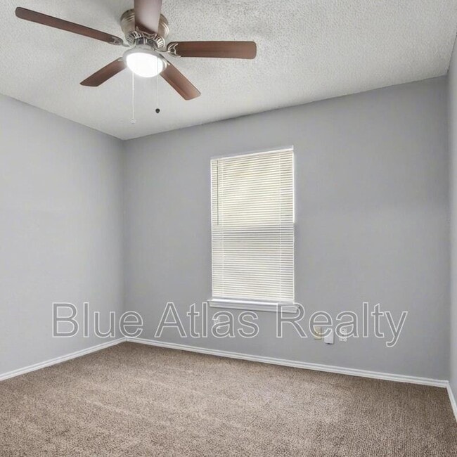 Building Photo - 1009 W Hills Terrace