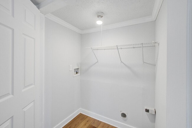 Building Photo - Modern Prime Location Near Park Circle