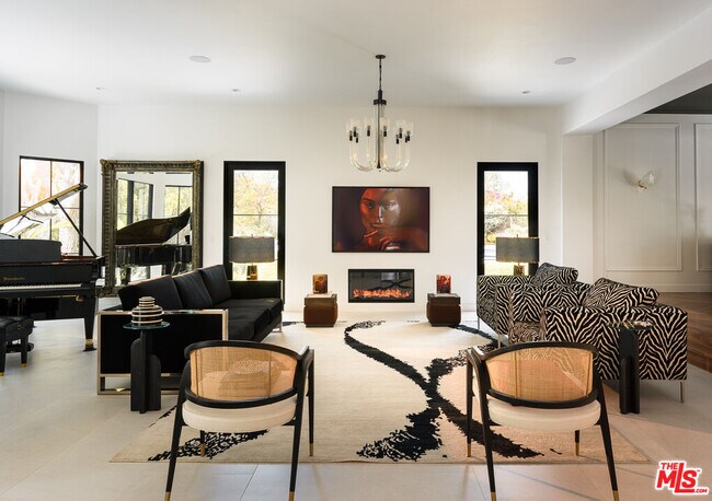Building Photo - 5192 Parkway Calabasas