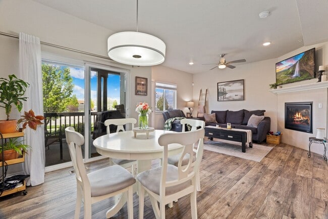 Building Photo - 2 Bed 3.5 Bath Townhome in Fort Collins!