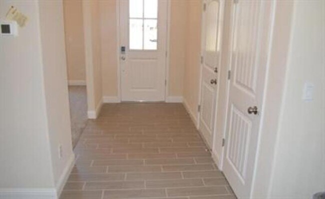 Building Photo - 2439 Valdes Dr