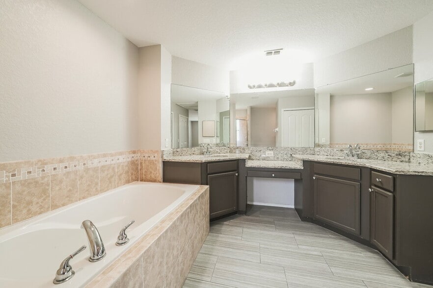 Building Photo - 8179 Woodvine Cir