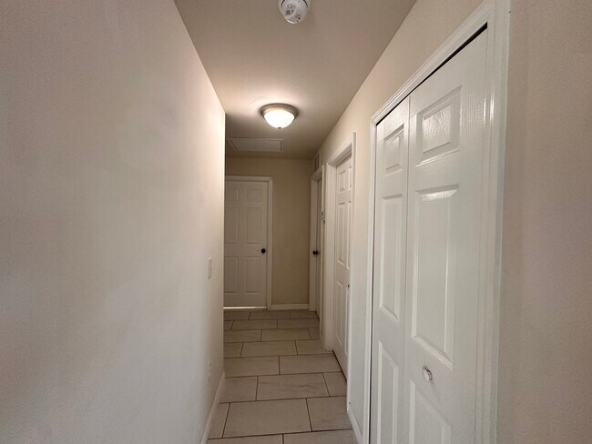 Building Photo - 913 NE 13th Ave