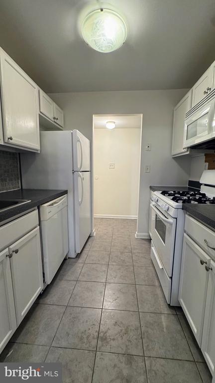 Building Photo - 3790 Lyndhurst Dr