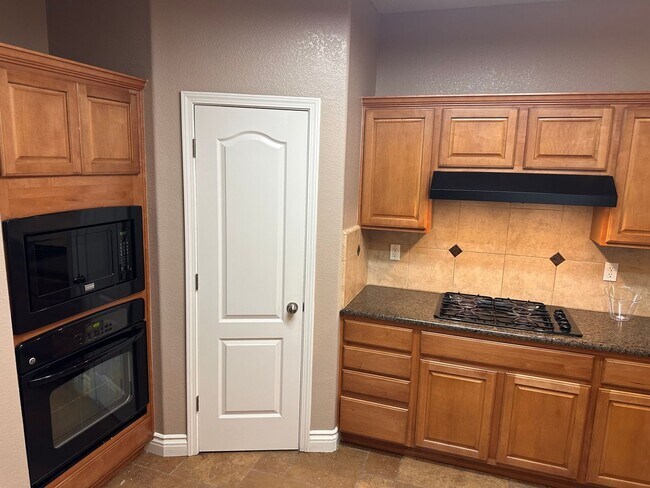 Building Photo - You have to see this yard and patio in the Vineyard subdivision in Northwest Hanford