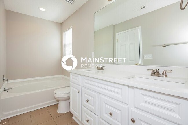 Building Photo - 4 Bedroom Pet-Friendly Home in Charlotte, NC with Main Street Renewal