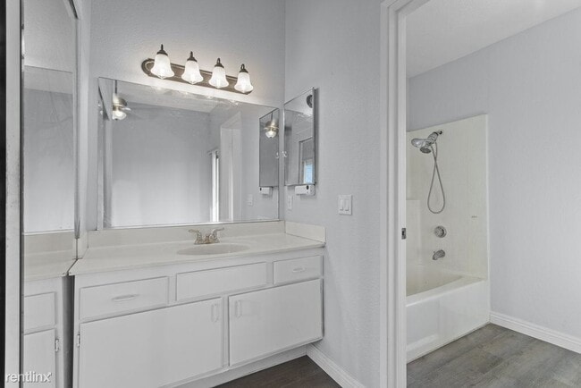 Building Photo - 2 br, 2.5 bath Townhome - 178 West Walnut ...