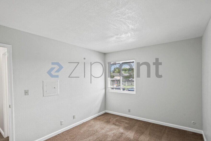 Building Photo - 1185 Meadow Ln