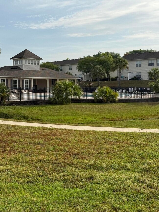 Building Photo - 764 Majestic Dr