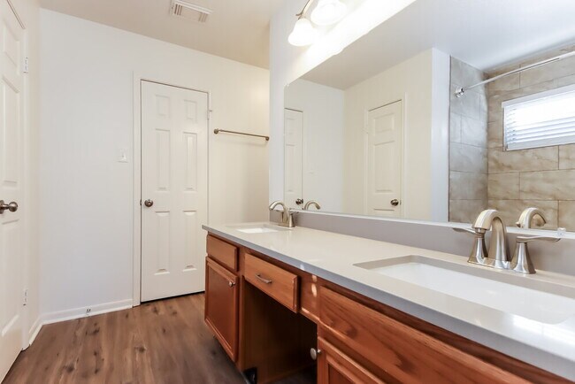 Building Photo - 906 Wisdom Dr