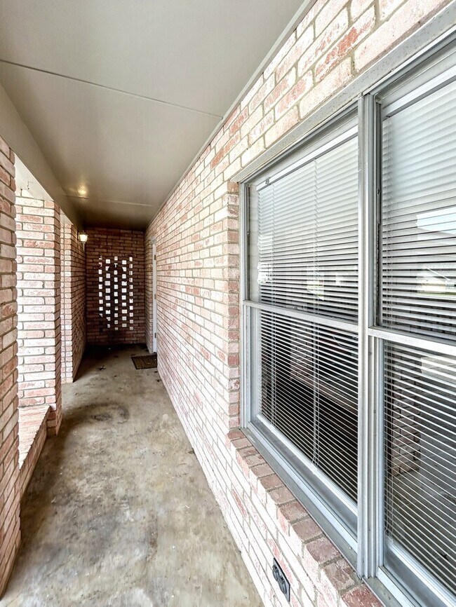 Building Photo - 1212 Hillcrest Dr