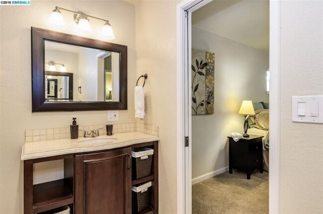 Building Photo - 884 Ruth Dr