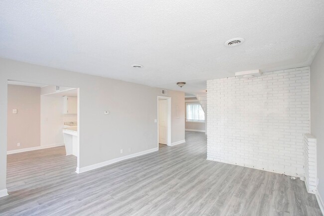 Building Photo - Charming Townhome in Hermitage!