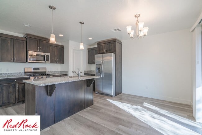 Building Photo - 4 Bed/2.5 Bath Desert Bluff Townhome!
