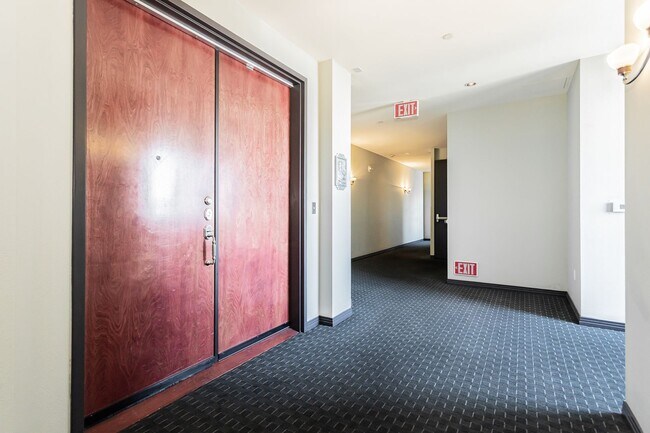 Building Photo - Fully Furnished High Rise with Wynn Golf Course Views!
