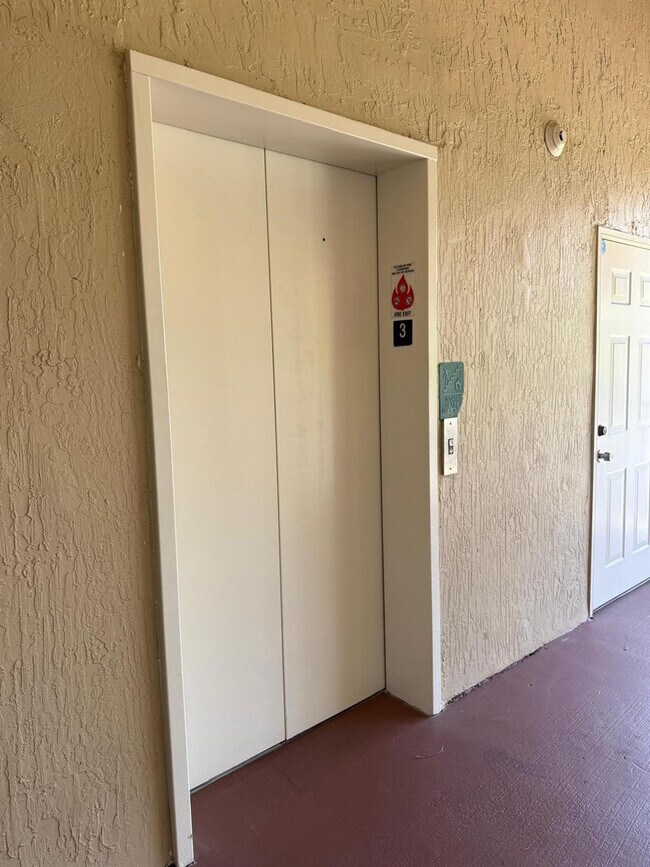 Building Photo - 2941 Riverside Dr