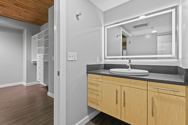 Building Photo - Modern Air Conditioned South Lake Union Lo...