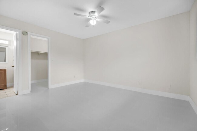 Building Photo - Cozy 2/1 Home in Sunrise!