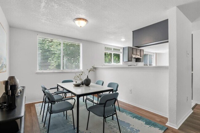 Building Photo - 9611 Meadowheath Dr