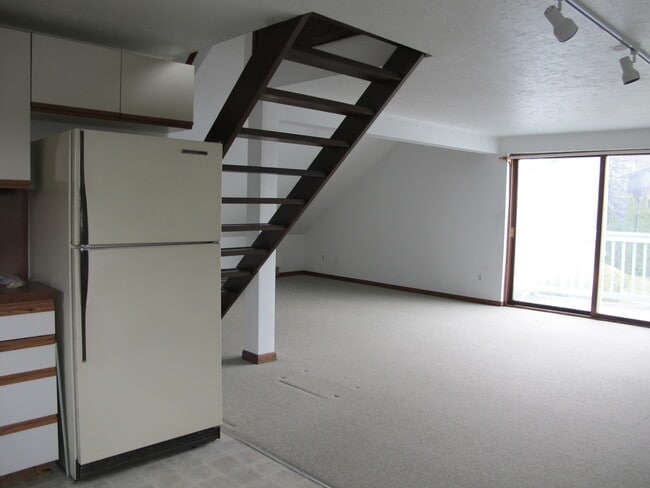 Building Photo - 61 Pleasant St