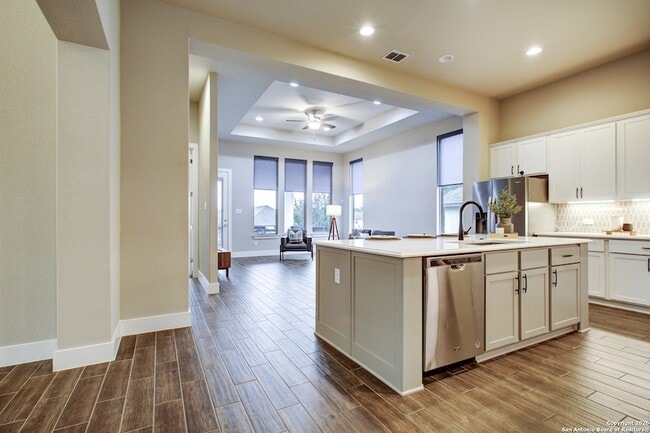 Building Photo - 1038 Cadogan Squire