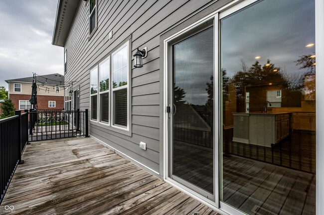 Building Photo - 305 Fairfax Way