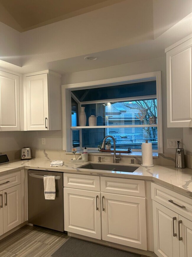 Building Photo - 2 Bed 2.5 bath townhome located on the golf course!